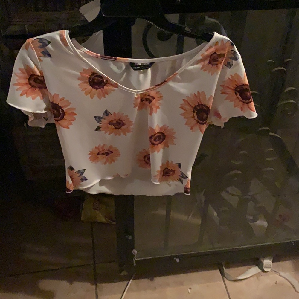 White flower crop top